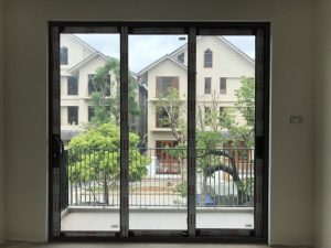 CỬA ĐI MỞ TRƯỢT 3 CÁNH TRÊN 3 RAY